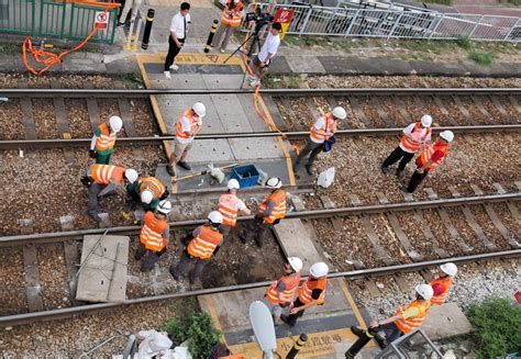 輕鐵出軌|輕鐵脫軌│乾磨地面冒白煙 列車不斷發出刺耳聲 港。